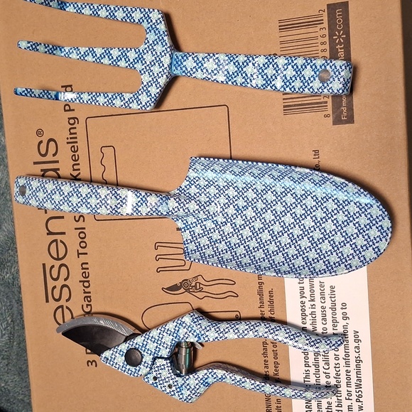 Essentials Black Tablet Accessory Kit - Picture 3 of 4